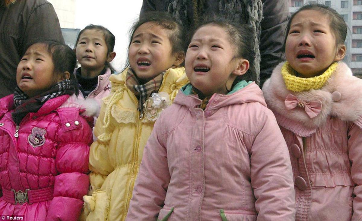 north korean children sobbing at the loss of the dear leader